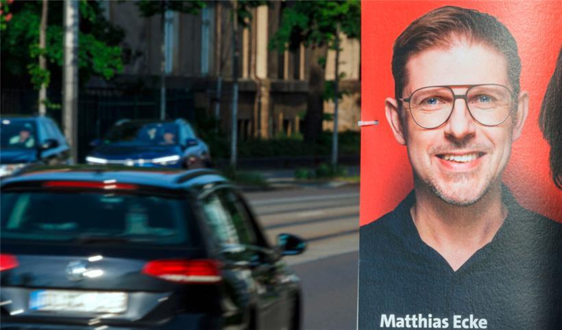 Nach Angaben der Polizei verprügelten vier unbekannte Angreifer den SPD-Europaabgeordneten Matthias Ecke, als er am Freitagabend in Dresden EU-Wahlplakate anbrachte
