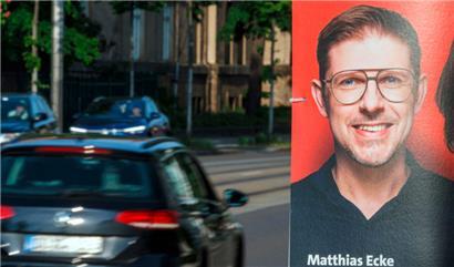 Nach Angaben der Polizei verprügelten vier unbekannte Angreifer den SPD-Europaabgeordneten Matthias Ecke, als er am Freitagabend in Dresden EU-Wahlplakate anbrachte
