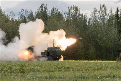 Nach Angaben russischer Militärblogger des Telegram-Kanals „Rybar“ wurde die Brücke zunächst mit dem Mehrfachraketenwerfer vom US-Typ Himars beschossen und dann durch den Schlag mit einer Gleitbombe zerstört
