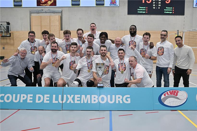 Jubelnde Lorentzweiler Mannschaft mit Pokal nach jahrelanger harter Arbeit beim Sieg