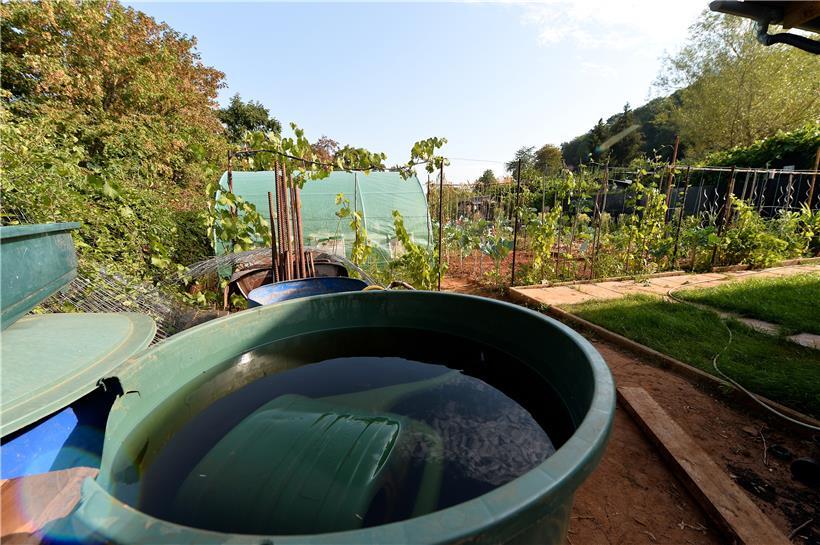 Nach Möglichkeit soll Regenwasser aufgefangen und für die Bewässerung der Gärten...