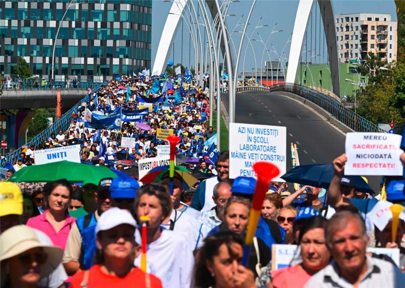 Nach Monaten politischer Unruhen und angespannter Wahlen, hat das Parlament im Juni eine EU-freundliche Regierung gebilligt
