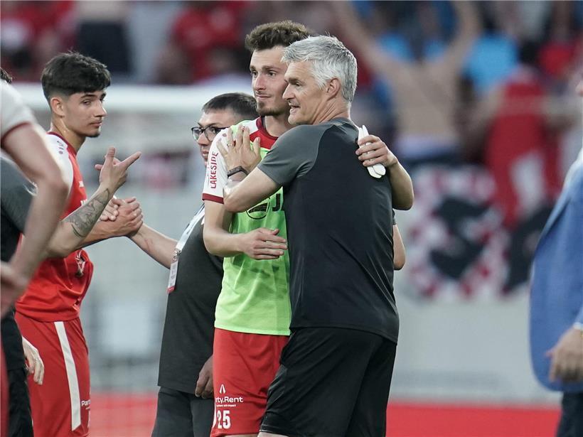 Spieler umarmen sich nach Spielende und zeigen sportlichen Respekt trotz früherer Rivalitäten auf dem Spielfeld