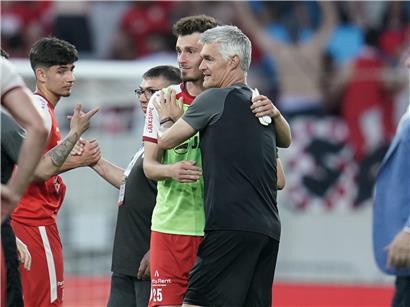 Spieler umarmen sich nach Spielende und zeigen sportlichen Respekt trotz früherer Rivalitäten auf dem Spielfeld