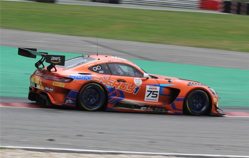 Nach Totalschaden im Training gelang dem SunEnergy1 Mercedes noch der Sieg in de...