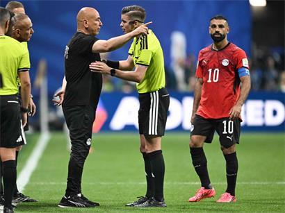Schiedsrichter François Letexier beim Achtelfinale Ägypten gegen Argentinien, kontroverse Spielszenen und Diskussionen