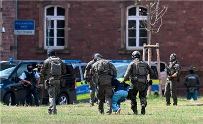 Nach dem Anschlag im nordrhein-westfälischen Solingen mit drei Toten hat sich der mutmaßliche Angreifer der Polizei gestellt

