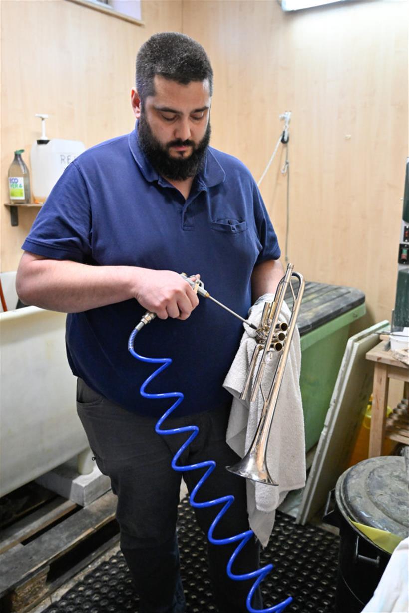 Nach dem Bad wird die Trompete kurz ausgeschwenkt und durchgetrocknet