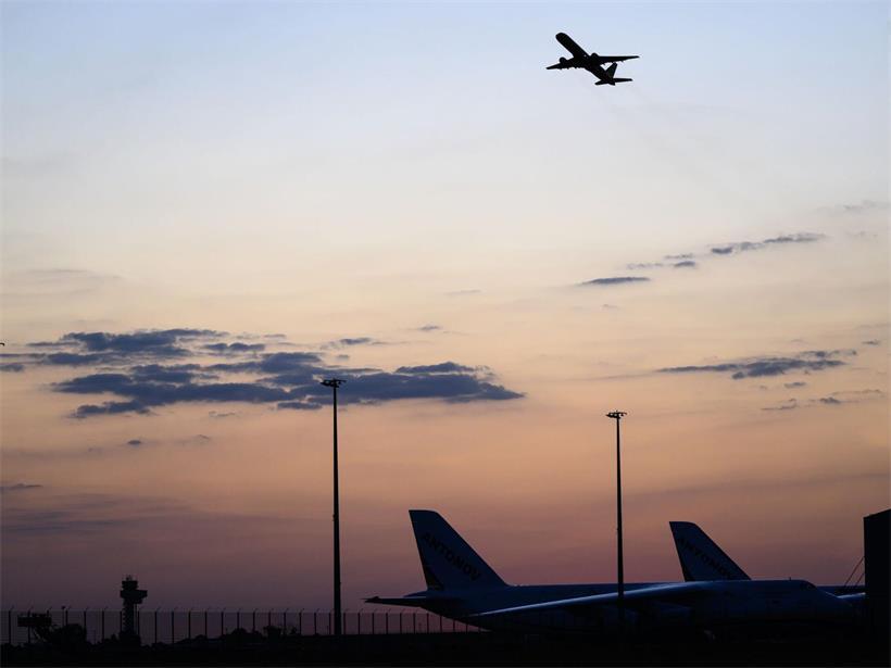Nach dem Drohnenvorfall in der Nacht zum Mittwoch laufen die Ermittlungen. Die für einen Angriff ausgerüstete Drohne war nach Angaben aus Sicherheitskreisen nahe einer ukrainischen Transportmaschine sichergestellt worden. Die Sicherheitsbehörden sind alarmiert.