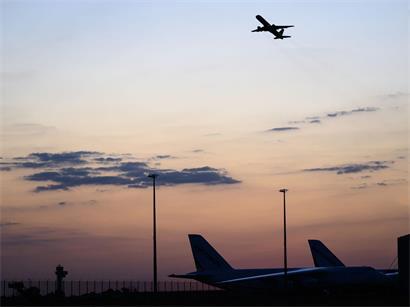Nach dem Drohnenvorfall in der Nacht zum Mittwoch laufen die Ermittlungen. Die für einen Angriff ausgerüstete Drohne war nach Angaben aus Sicherheitskreisen nahe einer ukrainischen Transportmaschine sichergestellt worden. Die Sicherheitsbehörden sind alarmiert.