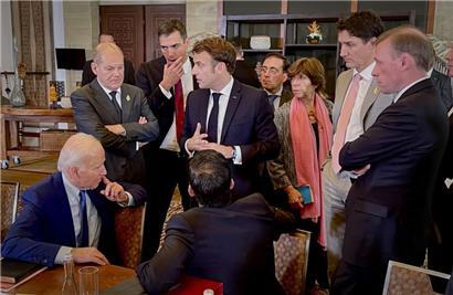 Nach dem Einschlag einer Rakete in Polen kommen am Morgen Joe Biden, Präsident der USA, Bundeskanzler Olaf Scholz (SPD), Pedro Sánchez, Ministerpräsident von Spanien, Emmanuel Macron, Präsident von Frankreich, Rishi Sunak, Premierminister von Großbritannien, und Justin Trudeau, Premierminister von Kanada, am Rande des G20-Gipfels für Beratungen zusammen
