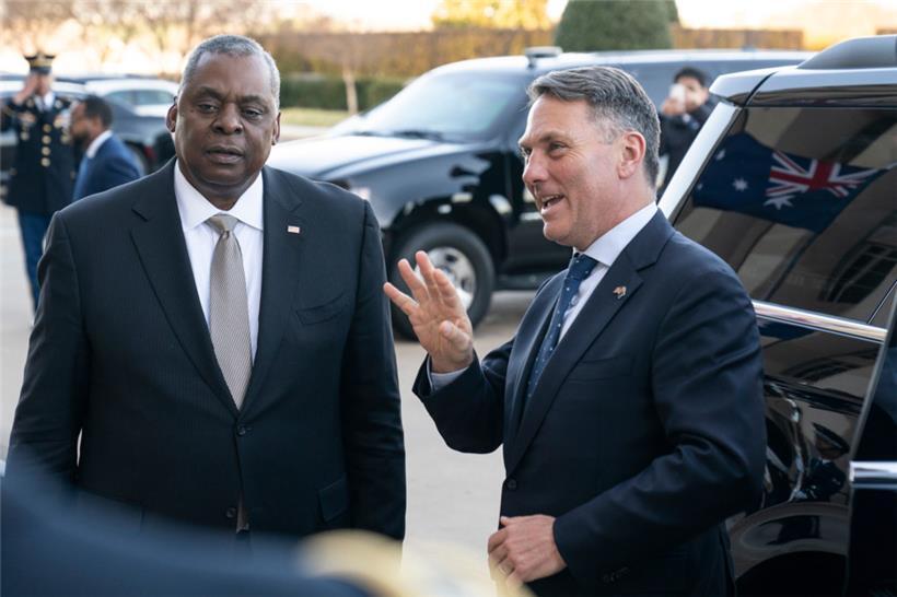 Nach dem Fall des US-Marine hat der australische Verteidigungsminister Richard Marles (r.) eine Überprüfung der Geheimhaltungspolitik im australischen Militär angekündigt
