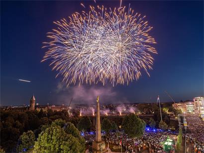 Feuerwerk über der Adolphe-Brücke bei der Nationalfeier, begleitet von Erny Delosch Musikkomposition