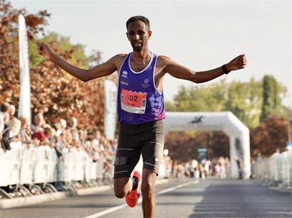 Nach dem Halbmarathon-Titel bei der route du Vin in Remich holte Yonas Kinde nun in Frankfurt auch den im Marathon