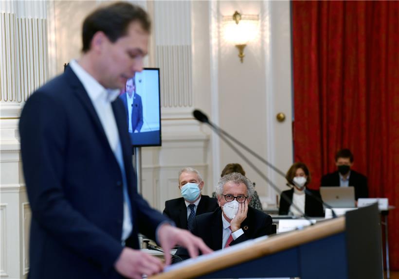 Nach dem Haushaltsbericht des grünen Abgeordneten François Benoy (l.) am Dienstag wird Finanzminister Pierre Gramegna (r.) am Mittwochmorgen sein Exposé zum Budget halten
