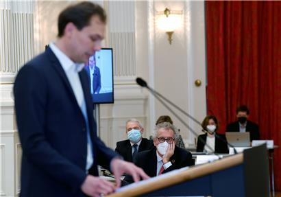 Nach dem Haushaltsbericht des grünen Abgeordneten François Benoy (l.) am Dienstag wird Finanzminister Pierre Gramegna (r.) am Mittwochmorgen sein Exposé zum Budget halten
