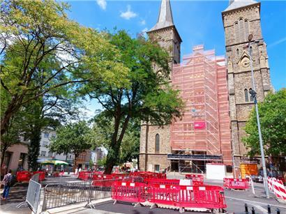 Nach dem Kollektivurlaub rollen die Bagger wieder an im Zentrum Düdelingens
