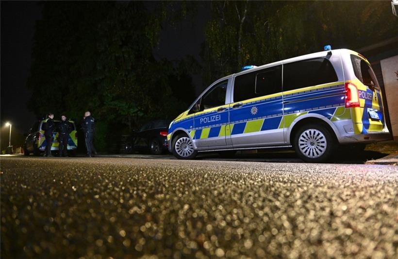 Nach dem Messerangriff auf die neue Bürgermeisterin stehen zwei Polizeiwagen vor dem Haus
