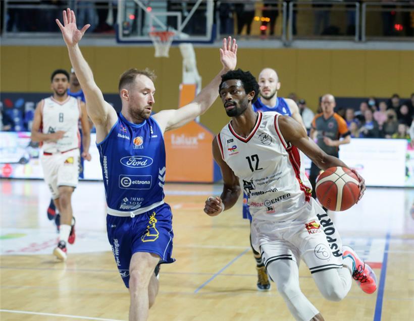 Nach dem Pokalhalbfinale treffen Ettelbrück (Frédéric Gutenkauf, in Blau) und Fels (Duane Johnson, in Weiß) auch im Play-off-Viertelfinale aufeinander
