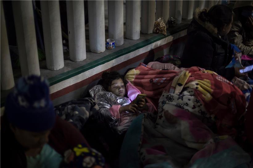 Nach dem Richtungswechsel in der Migrationspolitik lässt die US-Regierung wieder Asylsuchende über die Grenze. Ab Freitag sollen erste Antragsteller für ihre Gerichtsanhörungen in die Vereinigten Staaten kommen und für die Dauer ihrer Verfahren in den USA bleiben dürfen.
