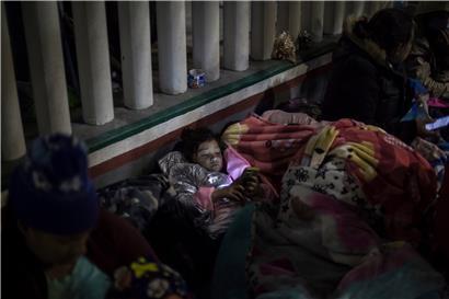 Nach dem Richtungswechsel in der Migrationspolitik lässt die US-Regierung wieder Asylsuchende über die Grenze. Ab Freitag sollen erste Antragsteller für ihre Gerichtsanhörungen in die Vereinigten Staaten kommen und für die Dauer ihrer Verfahren in den USA bleiben dürfen.
