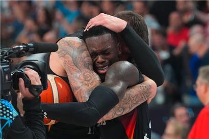 Nach dem Spiel flossen beim sonst so coolen Dennis Schröder die Tränen
