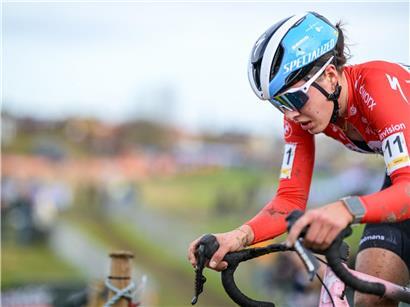 Marie Schreiber startet aus zweiter Reihe in Middelkerke und kämpft sich Platz um Platz nach vorne beim Rennen