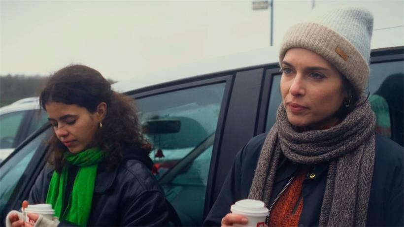Nach dem Tod ihrer Schwester Joan begibt sich Sofia (l.) auf jene Europareise, die Joan geplant hatte, aber nicht mehr antreten konnte.