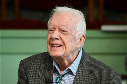 Nach dem Tod von George Floyd und den anhaltenden Protesten hat Jimmy Carter (Bild) neben Bill Clinton, George W. Bush und Barack Obama in einer Stellungnahme die anhaltende Ungleichheit und die Benachteiligung Schwarzer in den USA kritisiert.
