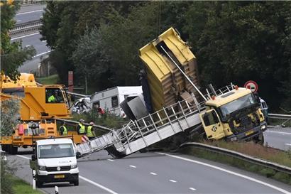 Nach dem Unfall auf der A1 begannen am Nachmittag die Bergungsarbeiten
