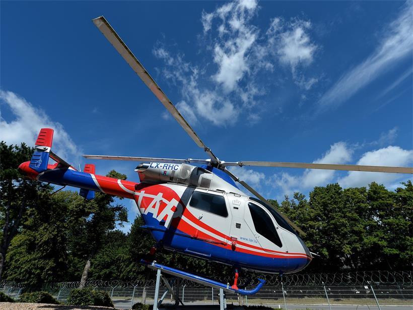 Nach dem Unfall eines Oldtimertraktors im Wald bei Bürden wurde eine Familie mit Kleinkind verletzt – der Rettungshelikopter war im Einsatz