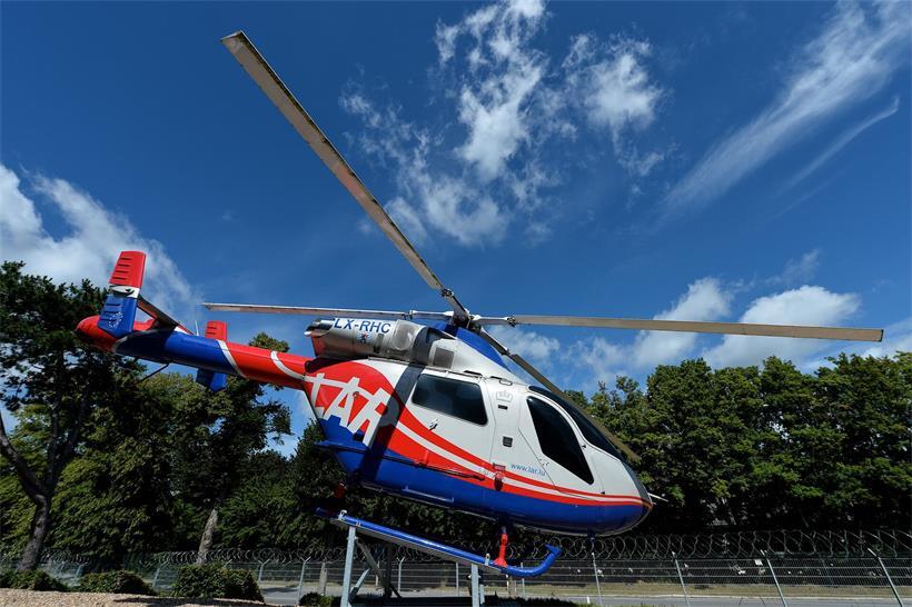 Nach dem Unfall eines Oldtimertraktors im Wald bei Bürden wurde eine Familie mit Kleinkind verletzt – der Rettungshelikopter war im Einsatz