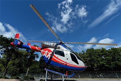 Nach dem Unfall eines Oldtimertraktors im Wald bei Bürden wurde eine Familie mit Kleinkind verletzt – der Rettungshelikopter war im Einsatz