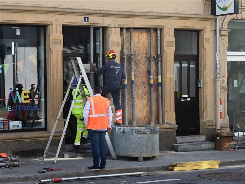 Betonblock stabilisiert beschädigtes Gebäude nach Unfall zur Sicherung und Unfallprävention