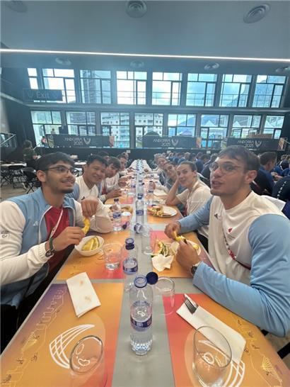 Nach dem Wiegen am Montagabend durfte wieder jeder ans Buffet
