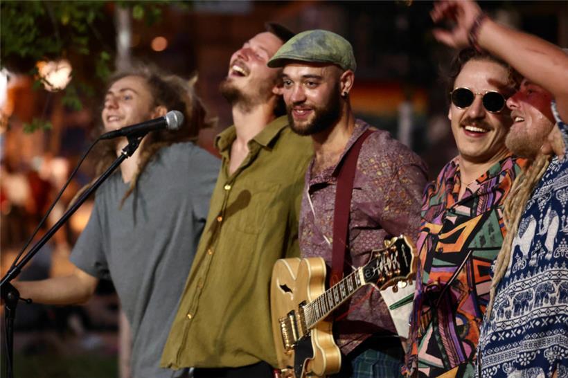 Nach dem erzwungenen Abbruch eines Konzerts am 18. Juli 2022 im Restaurant Brasserie Lorraine in Bern, will die Schweizer Band Lauwarm mit ihren Fans darüber diskutieren, was Inspiration und was kulturelle Aneignung ist. 
