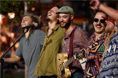 Nach dem erzwungenen Abbruch eines Konzerts am 18. Juli 2022 im Restaurant Brasserie Lorraine in Bern, will die Schweizer Band Lauwarm mit ihren Fans darüber diskutieren, was Inspiration und was kulturelle Aneignung ist. 
