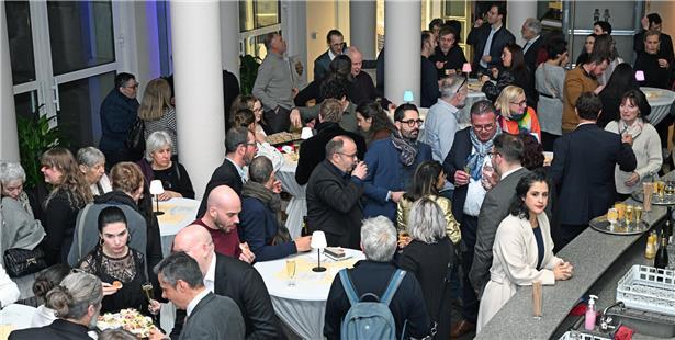 Gäste kämpfen begeistert am kalten Buffet nach dem offiziellen Teil eines Events