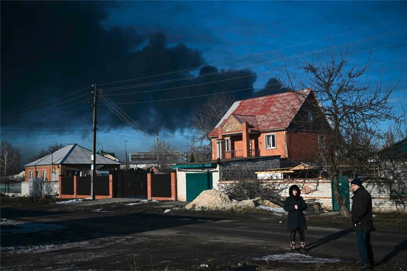 Nach dem russischen Angriff auf die Ukraine ist der Preis für ein Barrel Öl in der Nacht zum Donnerstag erstmals seit mehr als sieben Jahren auf über 100 Dollar (89 Euro) gestiegen
