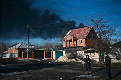 Nach dem russischen Angriff auf die Ukraine ist der Preis für ein Barrel Öl in der Nacht zum Donnerstag erstmals seit mehr als sieben Jahren auf über 100 Dollar (89 Euro) gestiegen
