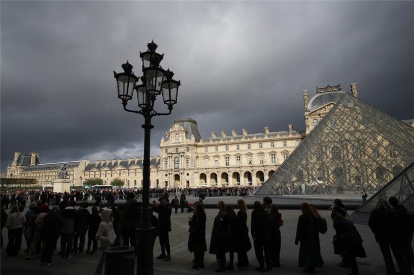 Nach dem spektakulären Kunstraub im Pariser Louvre hat es weitere Festnahmen gegeben
