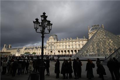 Nach dem spektakulären Kunstraub im Pariser Louvre hat es weitere Festnahmen gegeben
