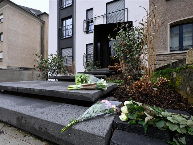 Weiße Rosen am Tatort der tödlichen Attacke auf eine Frau in der Avenue de la Faiencerie am Dienstag