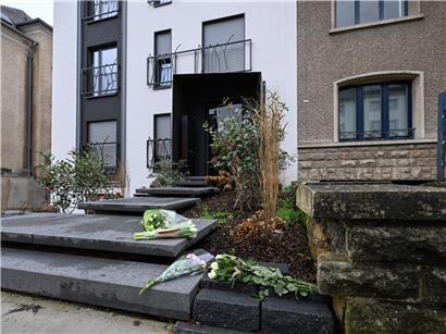 Blumen am Tatort der tödlichen Attacke auf eine Frau in der Avenue de la Faïencerie am Dienstag