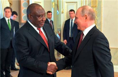 Nach dem ukrainischen Präsidenten Wolodymyr Selenskyj in Kiew trafen der südafrikanische Präsident Cyril Ramaphosa (l.) und seine Delegation Wladimir Putin in Moskau
