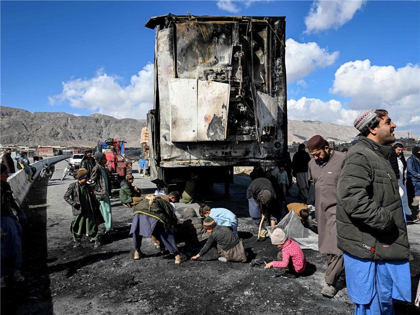 Anwohner durchsuchen nach Aufständischen-Angriff Trümmer nach verwertbaren Gegenständen