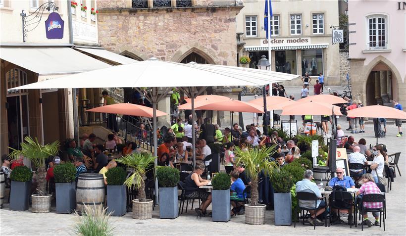 Nach den Ausgangsbeschränkungen zu Beginn der Pandemie dürsten die Bürger wieder nach sozialen Kontakten
