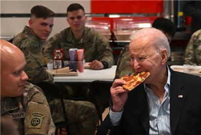 Nach den Gipfeln in Brüssel flog Joe Biden zum Soldatenbesuch mit Pizza nach Polen
