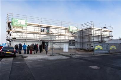 Nach den Haushaltsdiskussionen besichtigten die Gemeinderäte den Anfang Dezember errichteten Modularbau „Op Hudelen“, der als Provisorium während des Um- und Ausbaus der Lydie-Schmit-Schule benötigt wird  
