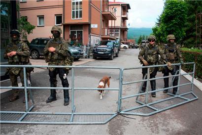 Nach den Unruhen im Norden des Kosovo ist die NATO-geführte KFOR-Truppe verstärkt in der Region im Einsatz
